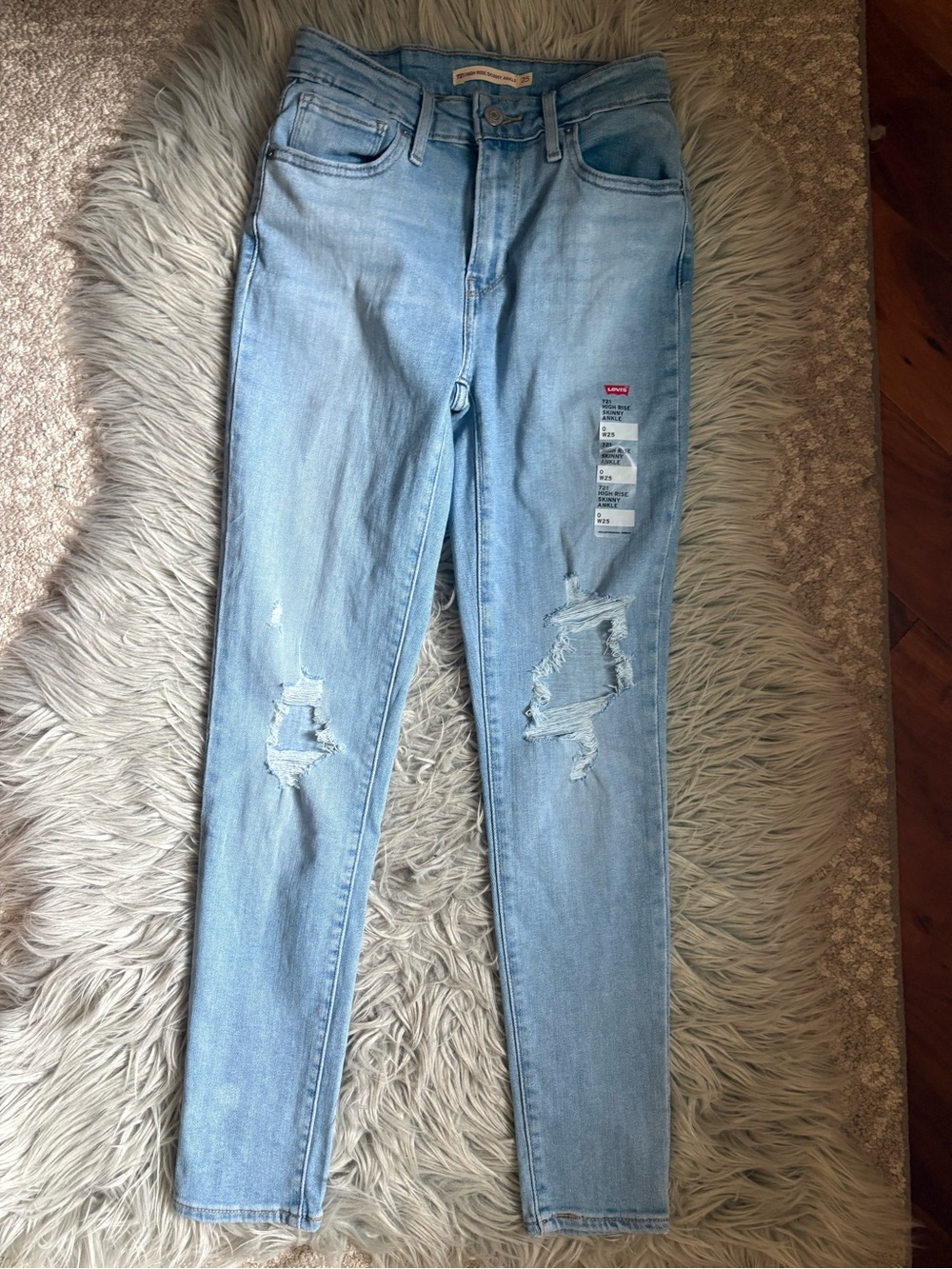 Levi's Women's Light Wash Ripped Skinny Jeans